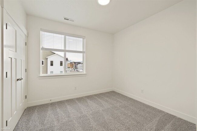 Building Photo - 3 br, 2 bath Condo - 3375 w 2010 n
