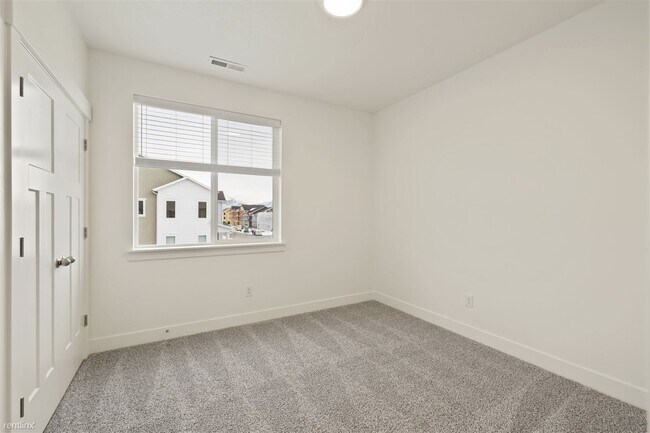 Foto del edificio - 3 br, 2 bath Condo - 3375 w 2010 n