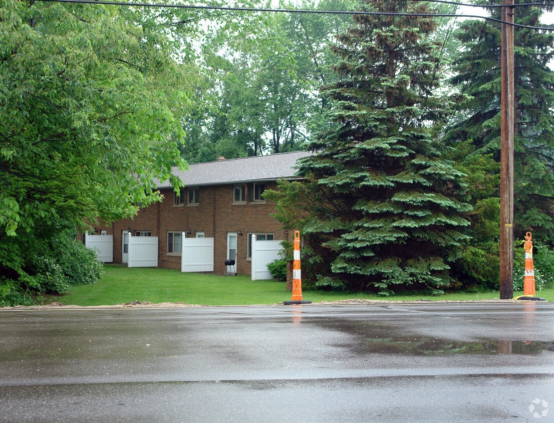 389 N Main St, Munroe Falls, OH 44262 Apartments in Munroe Falls, OH