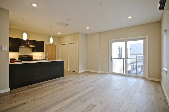 Building Photo - Gorgeous 1 Bedroom In Portland's West End