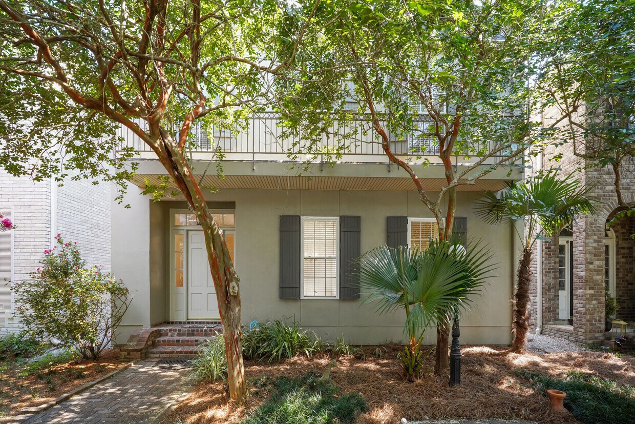 Primary Photo - 126 W Esplanade Ave