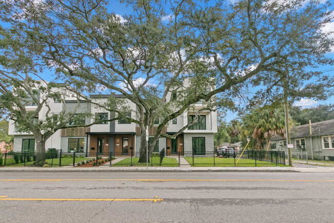 Foto del edificio - LIKE NEW Luxury Townhome For Rent in Tampa...