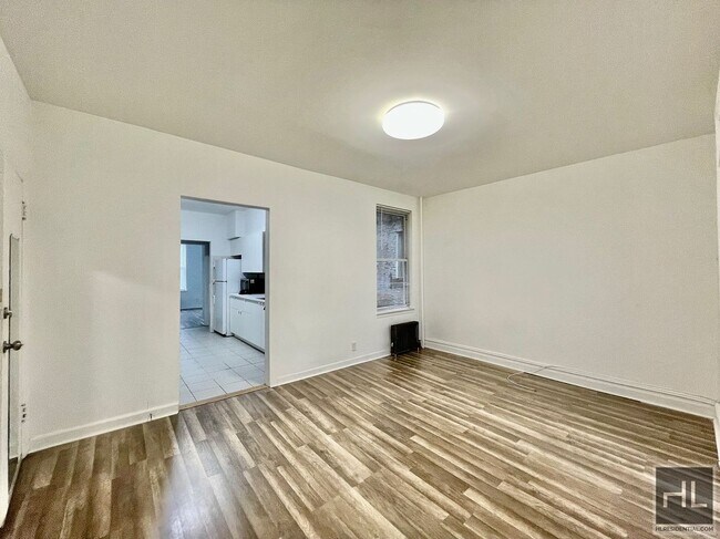 Building Photo - Large 4 bedroom Apt located on Broadway