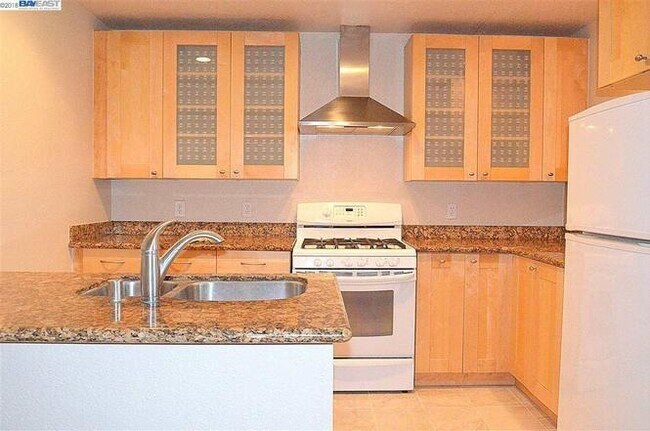 Foto del edificio - 2341 Foothill Rd
