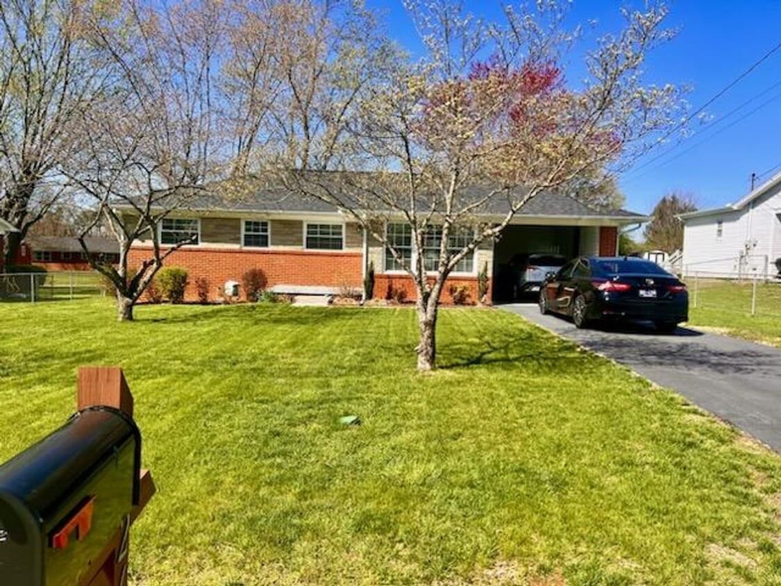 Foto principal - Nice 3 bedroom/1.5 bath home for rent in E. Morristown, Tennessee