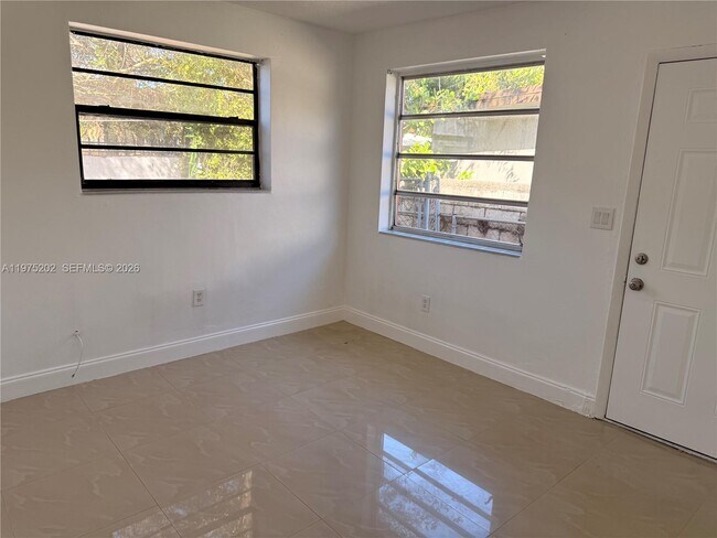 Foto del edificio - 313 NE 57th St