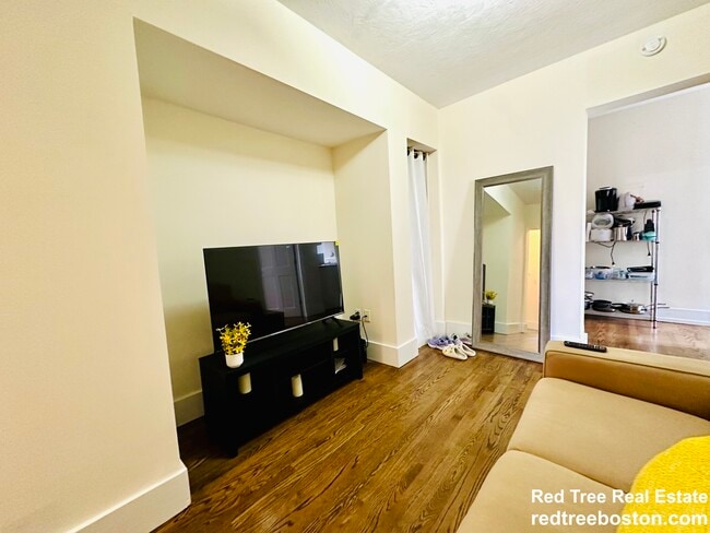Building Photo - 466 Park Dr