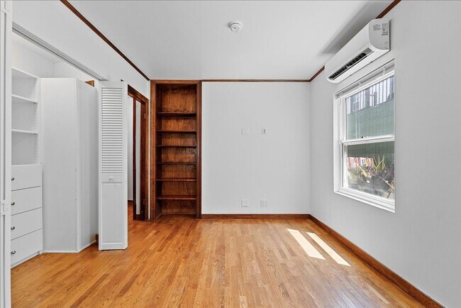 Building Photo - Studio Apartment With In-Unit Laundry!
