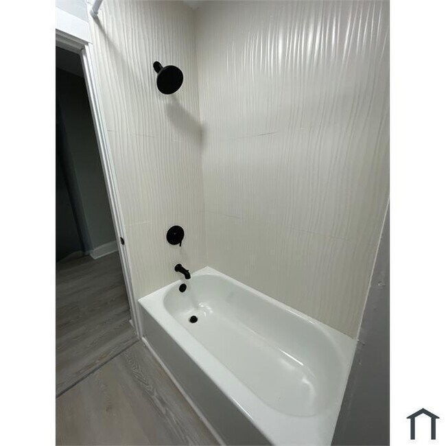 Foto del edificio - 3 Bedroom Completely rehabbed