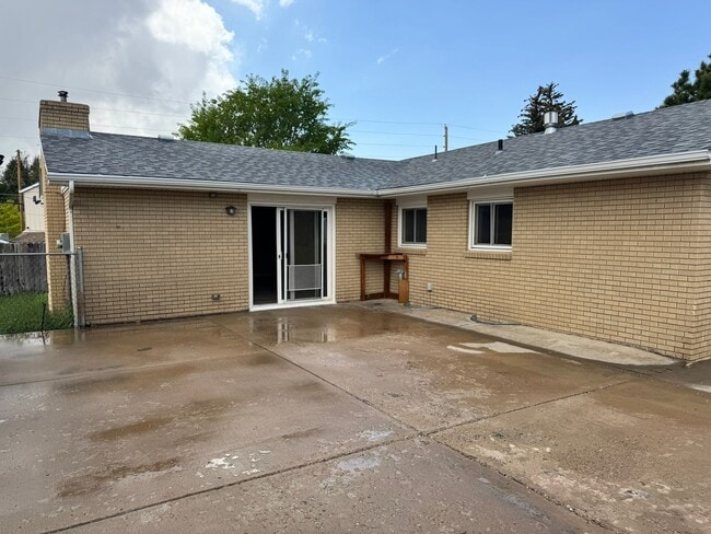 Building Photo - 5 Bedroom ,3 bathroom Single Family Unit, ...