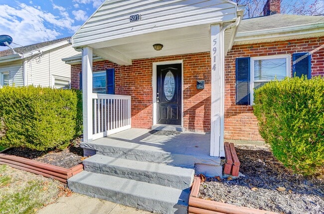 Building Photo - 5914 Lantana Ave