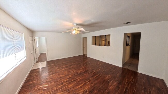 Foto del edificio - 3327 Valerie Ln