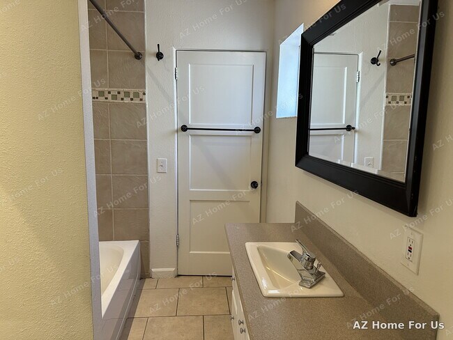 Building Photo - 2037 N 21st Pl