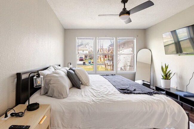 Foto del edificio - 6101 Parkwood Dr