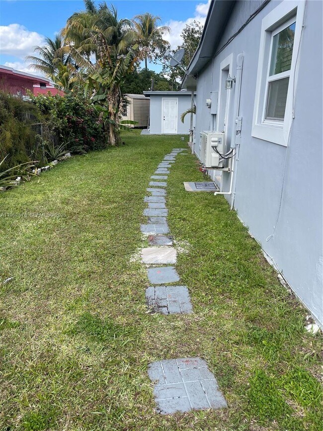 Foto del edificio - 4851 NW 192nd St