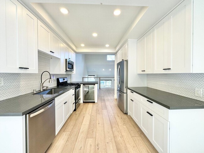 Foto del edificio - Stunning 3BD Home in Costa Mesa — 2 Car Attached Garage, Pool, Tennis Court & Modern Upgrades