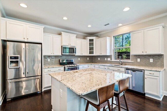 Foto del edificio - AVAILABLE IN MAY!  Stunning, like-new 4 bedroom, 4 bath home with large fenced yard!