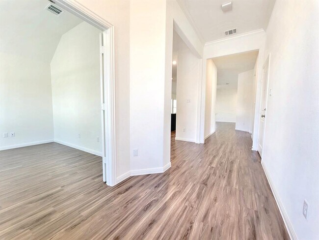 Building Photo - 610 Hereford Lp
