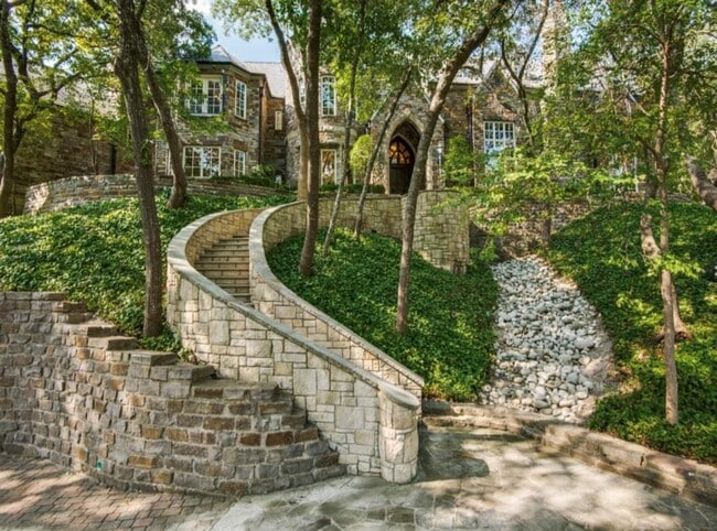 Building Photo - 941 Circle in the Woods