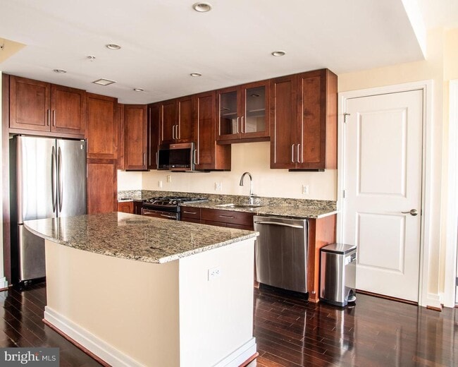 Building Photo - 8220 Crestwood Heights Dr