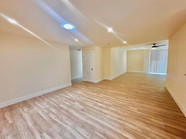 Building Photo - EB T 1218-1216
