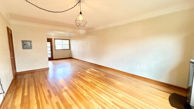 Building Photo - Modern Comfort in the Heart of Hosford Abernethy!