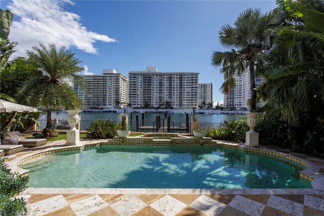 Foto del edificio - 5801 Pine Tree Dr