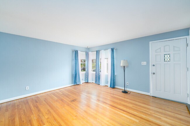 Building Photo - 847 Reverdy Rd/3 Bedroom, 1.5 Bath
