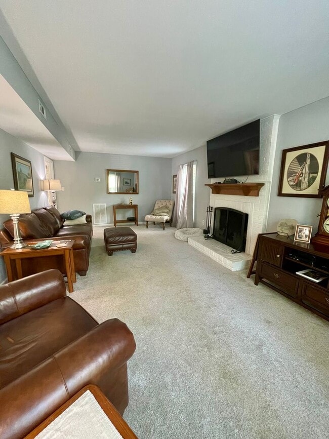 Building Photo - Adorable Home in Raeburn! 3Br/2BA