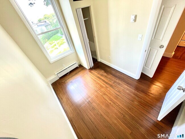 Foto del edificio - 1015 W Main St