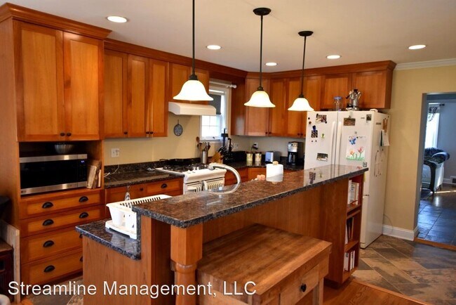 Building Photo - 5 br, 3.5 bath House - 10504 Amherst Ave
