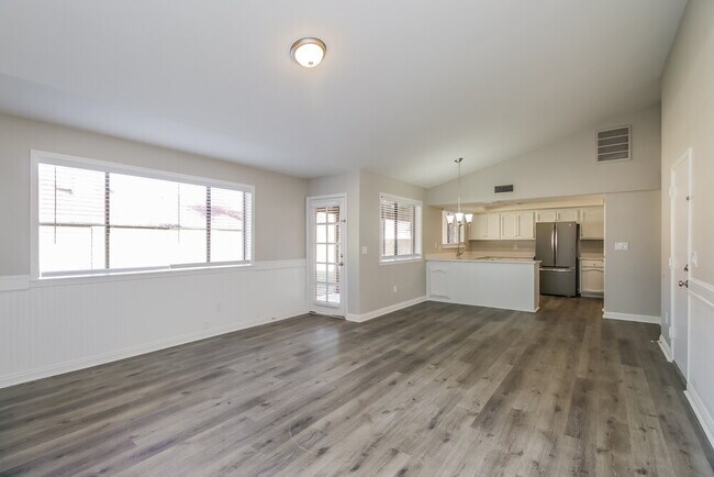 Building Photo - 440 E San Pedro Ave