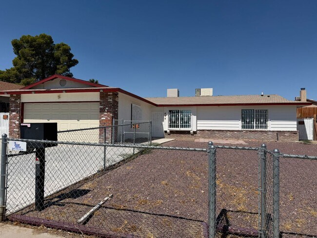 Foto del edificio - 4 Bedroom 2 Bathroom House with 2 Car Garage Located in Fashion Square Near Schools and Shopping