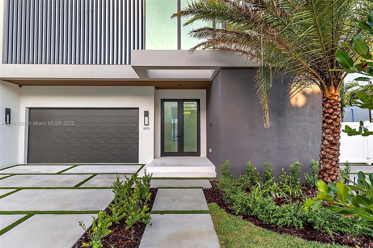 Foto principal - 6818 NW 104th Ct