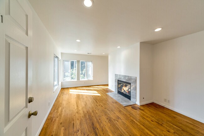 Building Photo - 1322 N Orange Dr