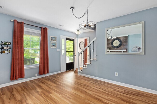 Building Photo - 3 bedroom house in Durham with fenced yard!