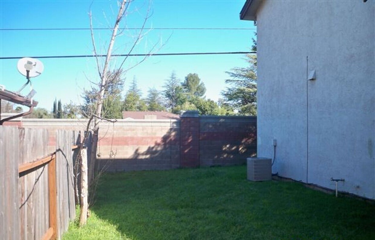 Building Photo - 7758-7760 Pompei Court