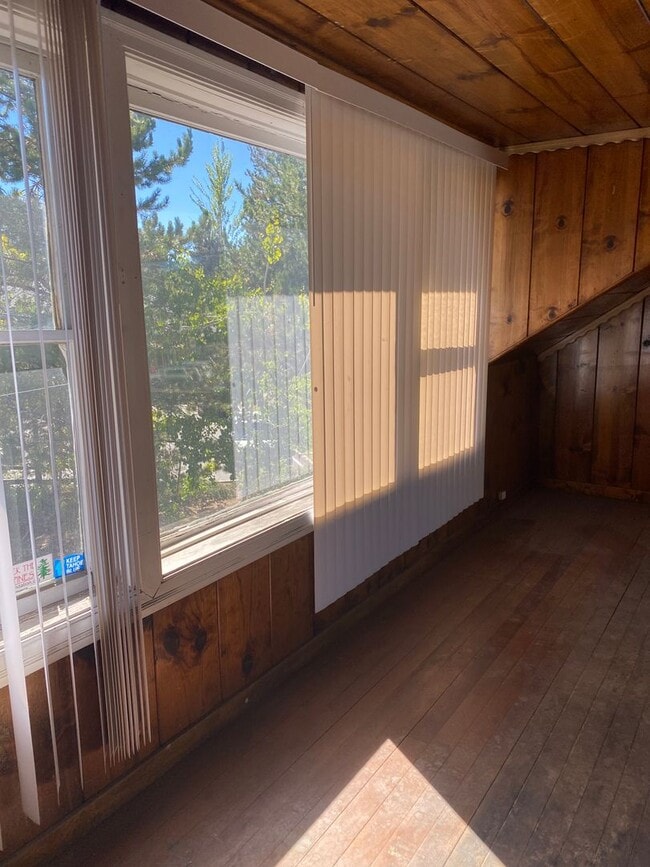Building Photo - Large 3BR 2Bath Apartment above a deliciou...