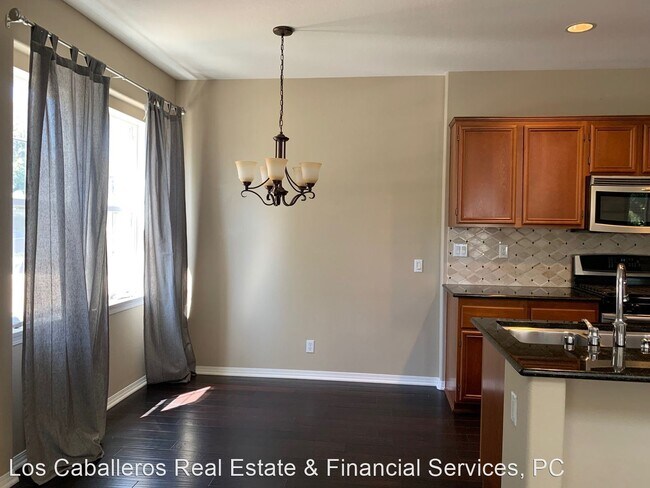 Building Photo - 2 br, 2.5 bath House - 390 W. Mountain Holly