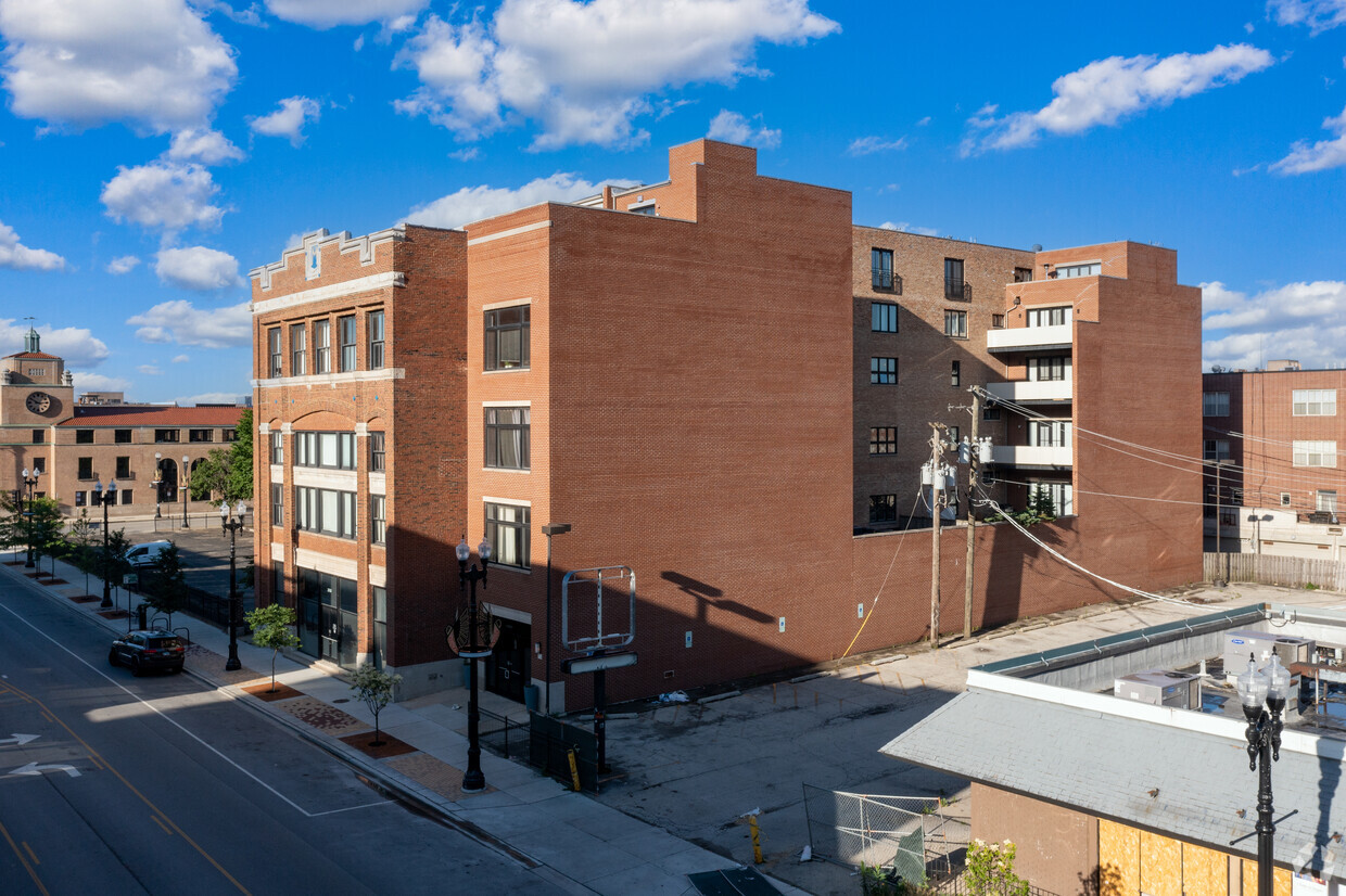 Primary Photo - Lofts on the Row