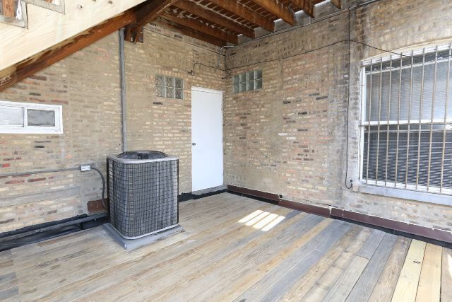 Foto del edificio - 3925 W Irving Park Rd