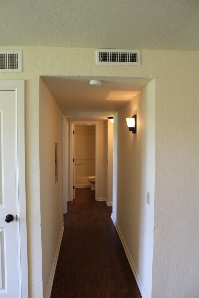 Building Photo - 801 N Willie L Miner Ave