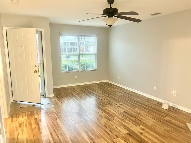 Building Photo - Charming 3BR Townhouse Near Shopping & Doctors Hospital