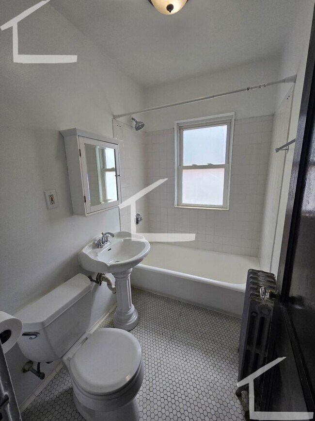 Building Photo - 2BR 1Bth unit. Great location! Laundry in building!