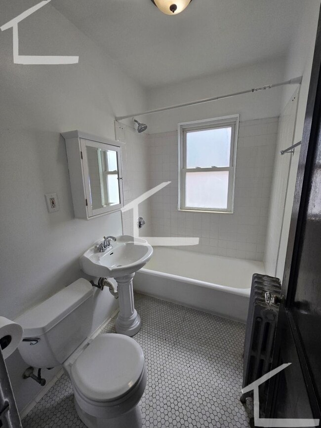 Building Photo - Great Value Brighton 3-Bed