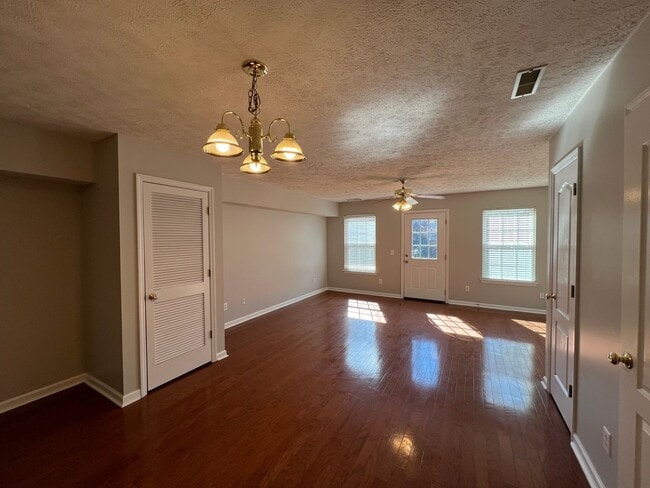 Building Photo - Nice 2 Bedroom, 2.5 Bath Townhome - Close ...