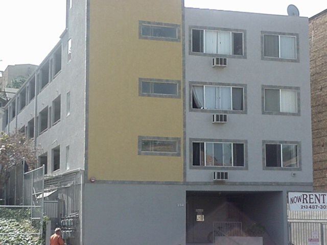 Foto del edificio - Rampart Village Apartments