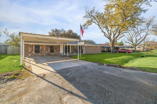 Building Photo - 412 Lyndale Dr