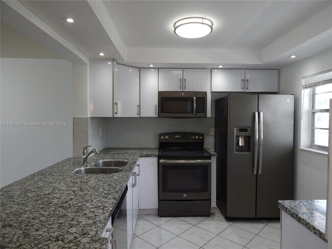 Foto del edificio - 4000 NE 170th St