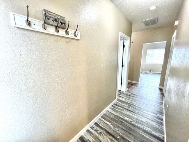 Foto del edificio - Beautifully Renovated 3 Bedroom Apartment on the 2nd Floor